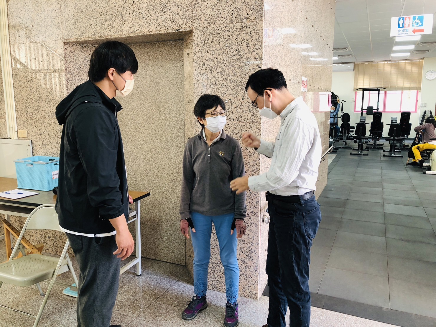12月8日不老健身房主任與教練共同指導民眾正確運動姿勢 相本
