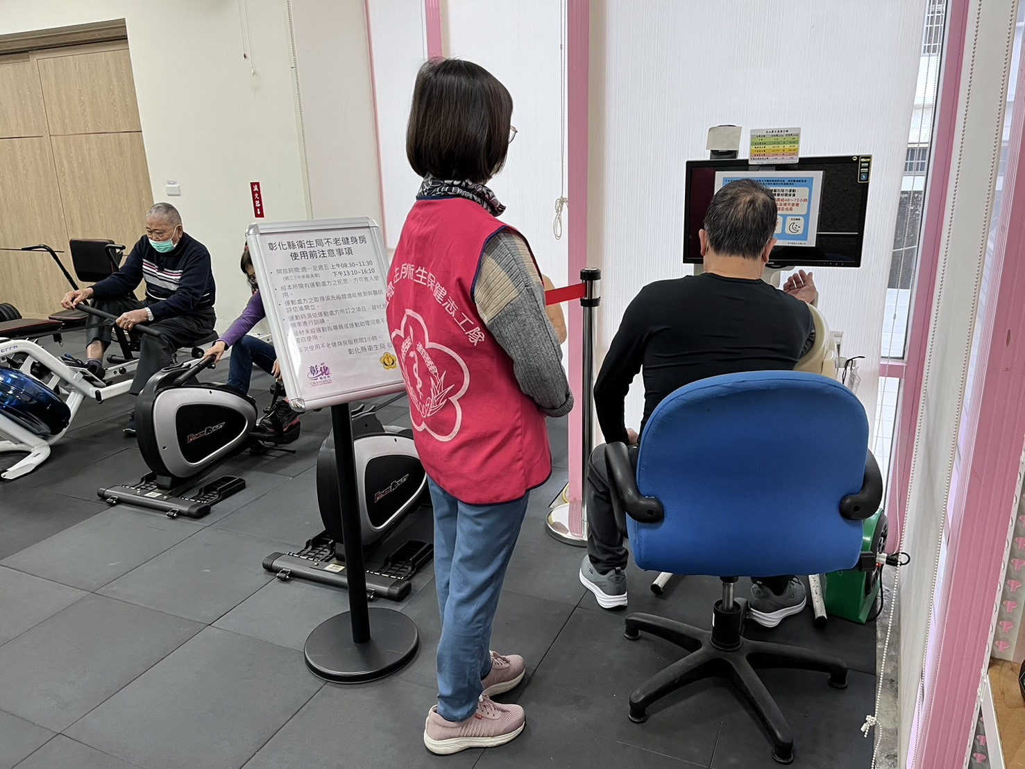 １１４年１月３日熱心志工協助運動民眾量血壓控健康 相本