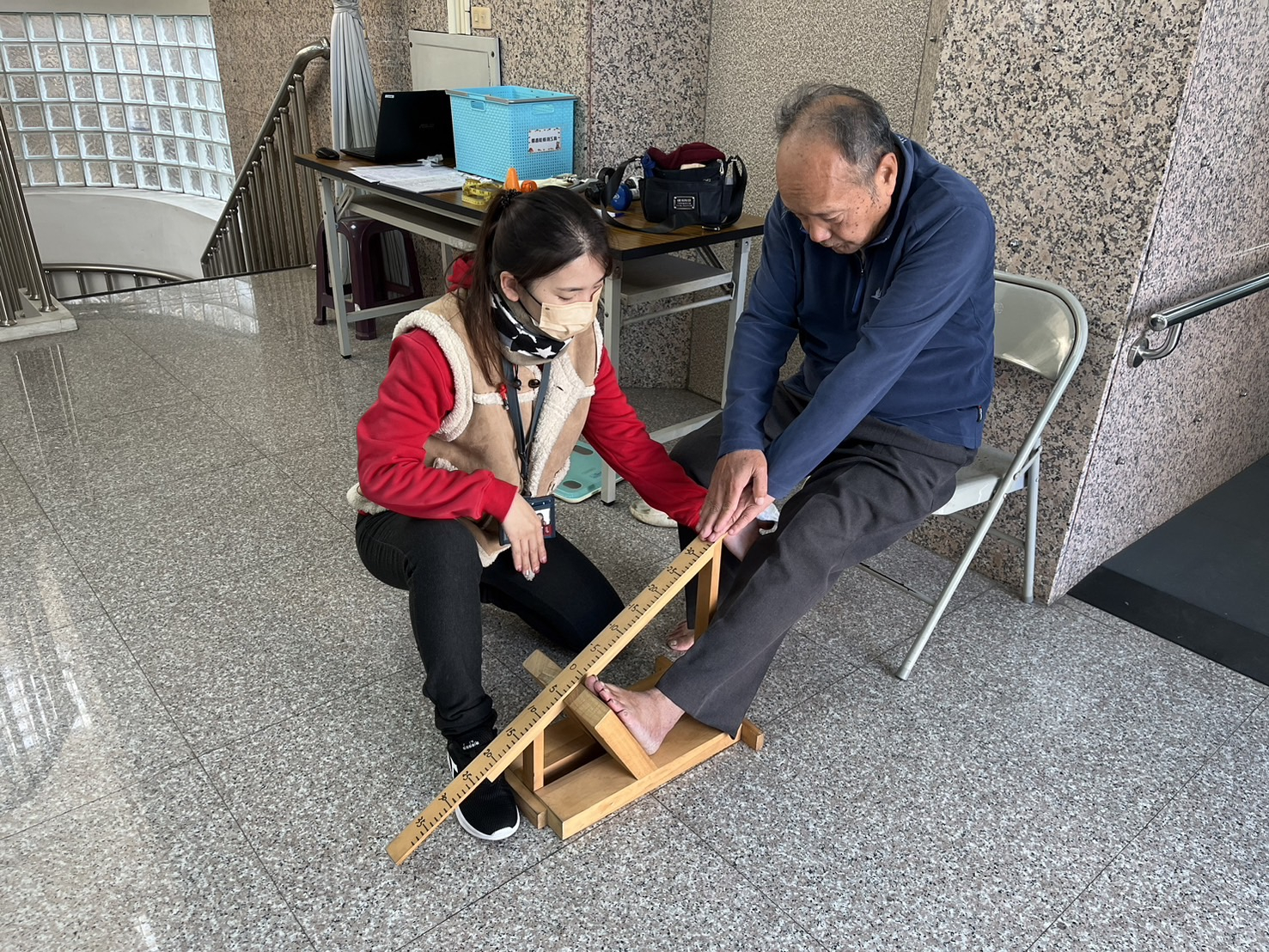 114年2月5日照服員協助民眾做體能檢測 相本