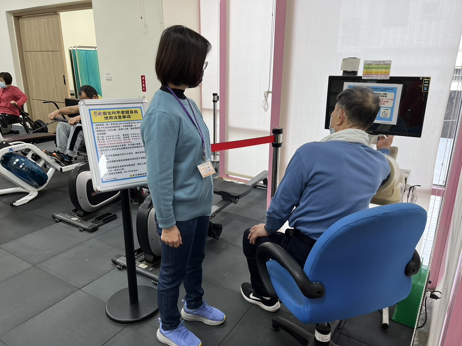 114年2月7日志工協助不老健身房運動前測血壓 相本