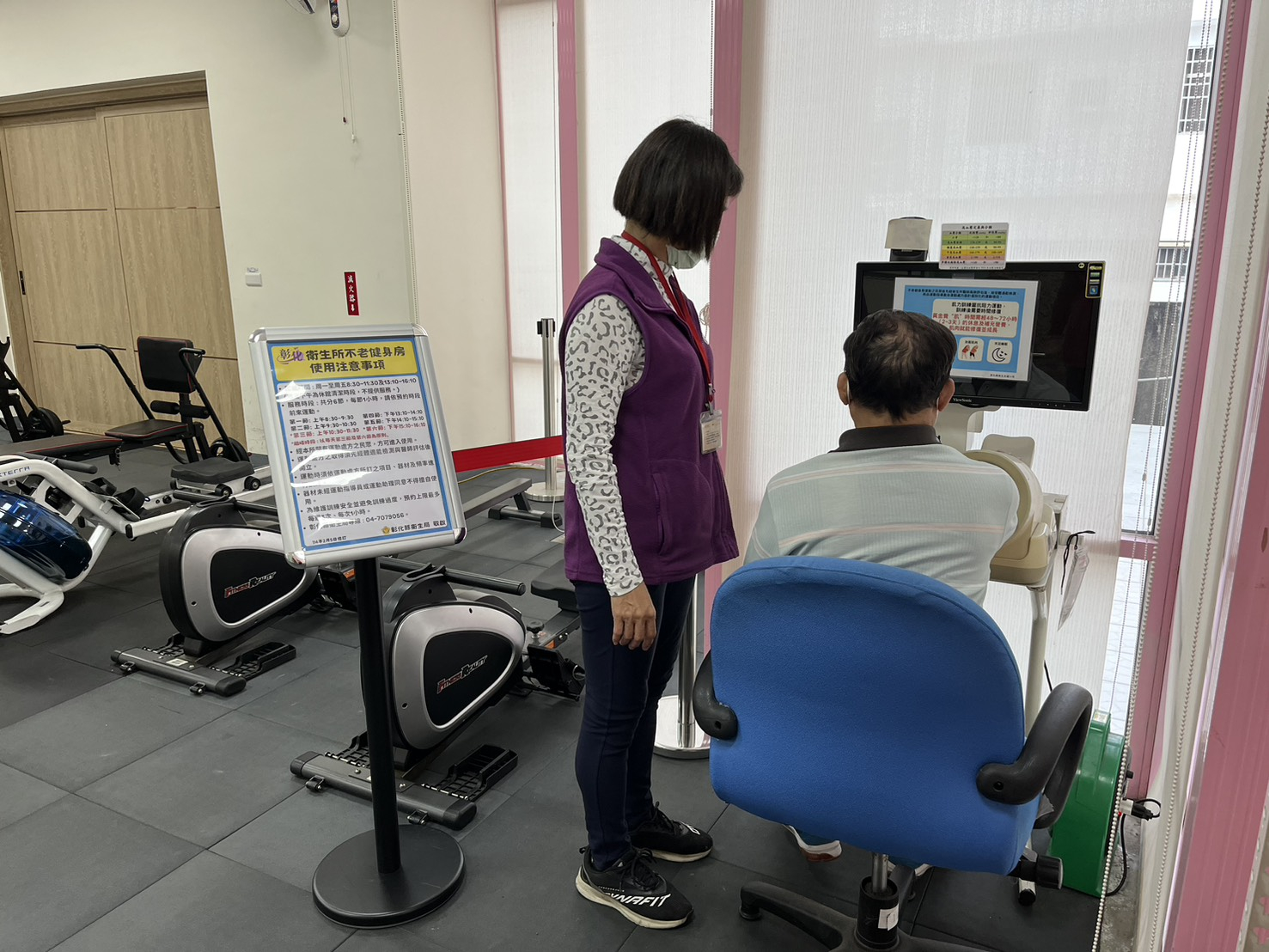 114年3月6日志工協助不老健身房民眾量血壓 相本