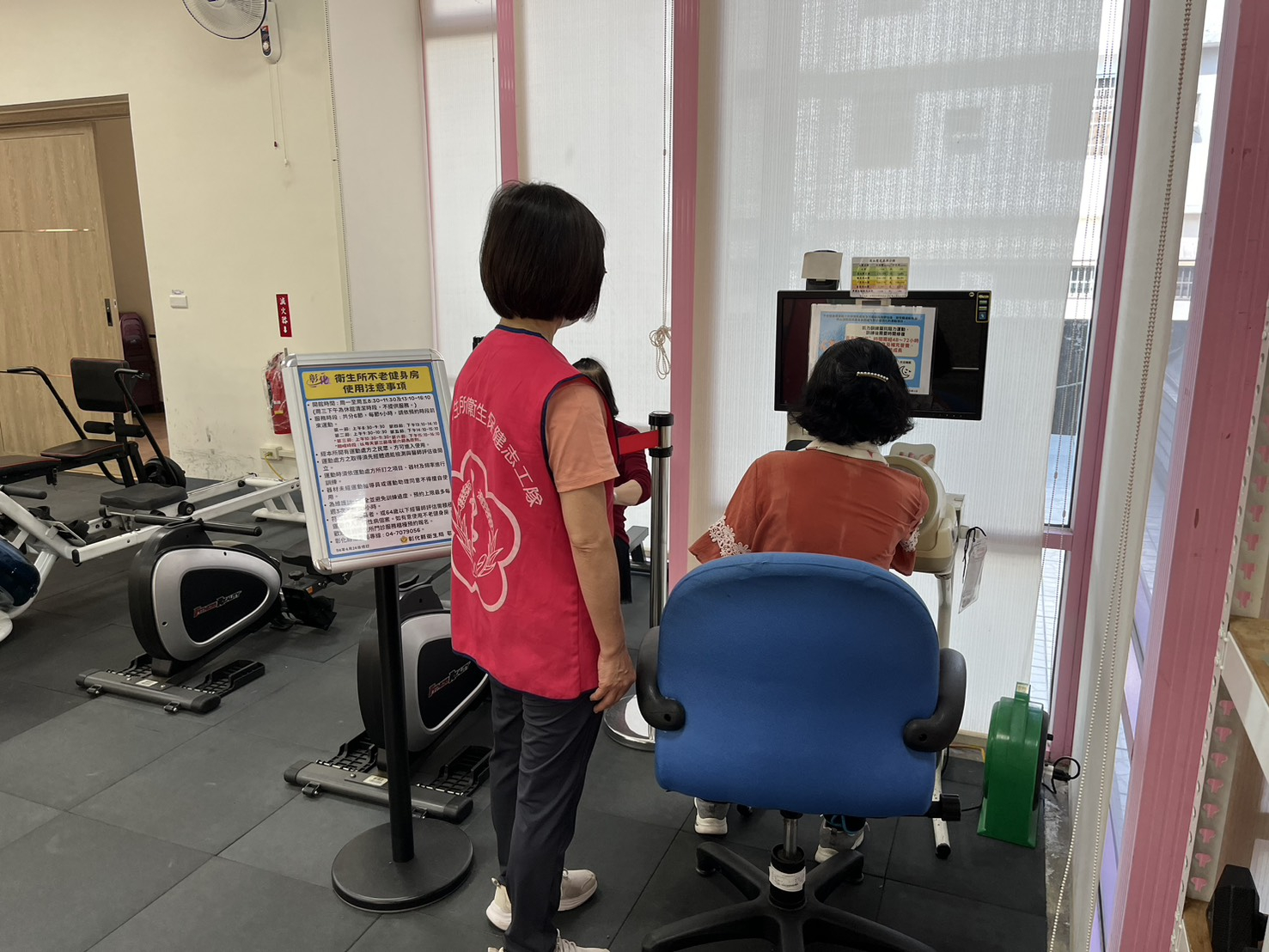 114年5月2日志工協助民眾運動前量血壓 相本