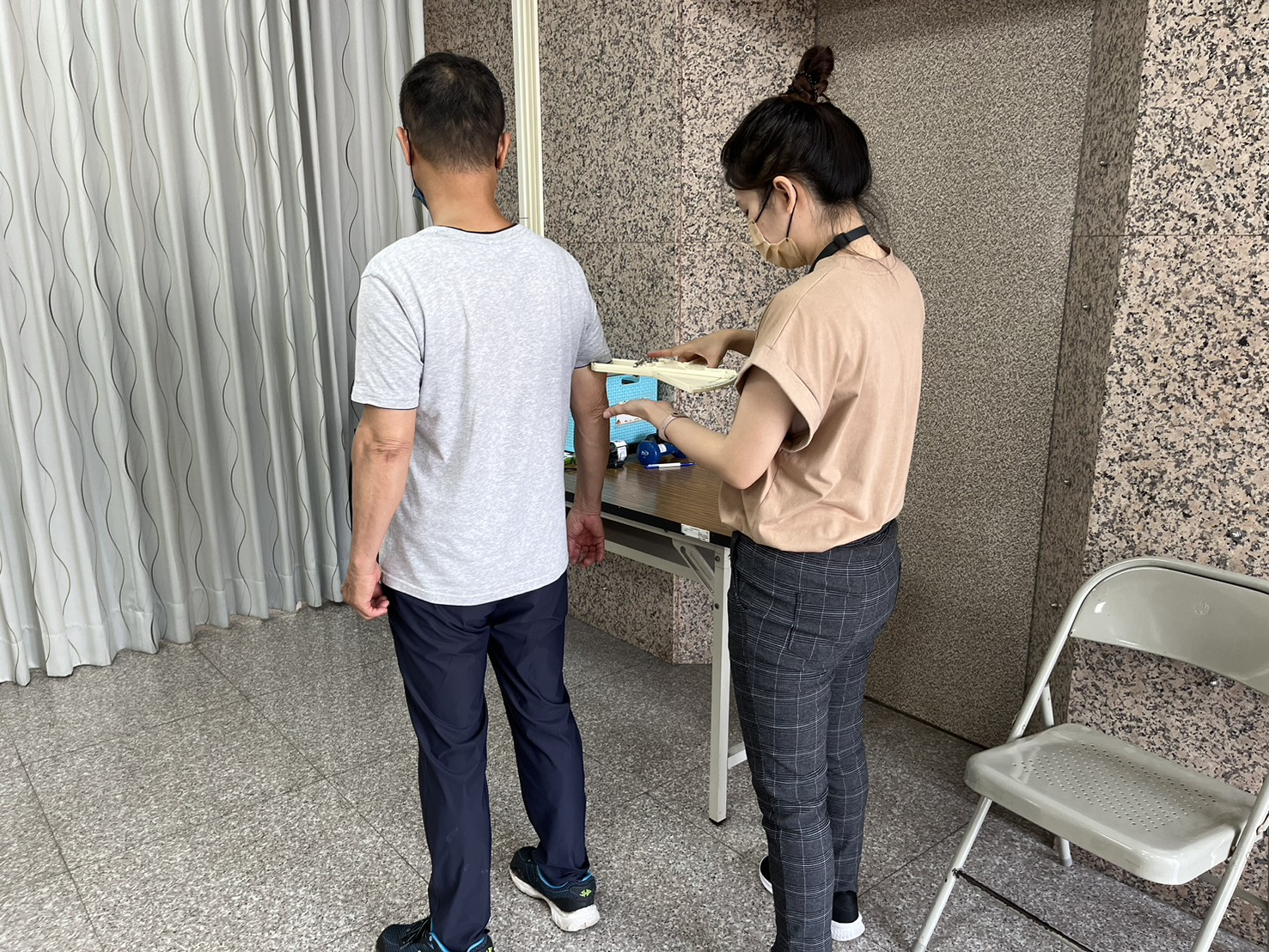 114年5月8日照服員協助民眾做體能檢測 相本