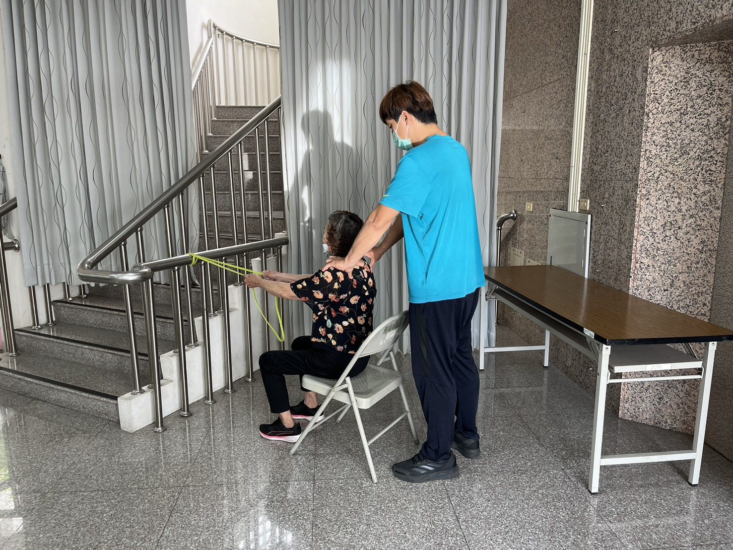 114年5月9日不老健身房運動指導員指導民眾正確運動方法 相本