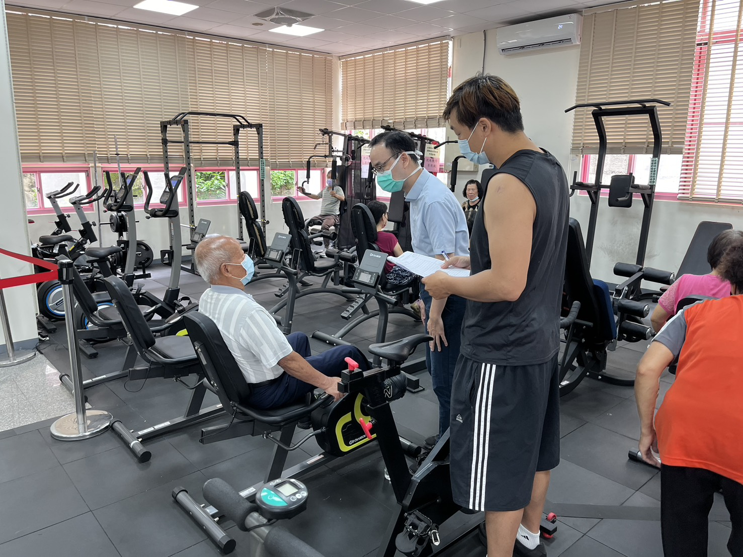114年6月6日主任與運動教練指導民眾正確運動姿勢 相本