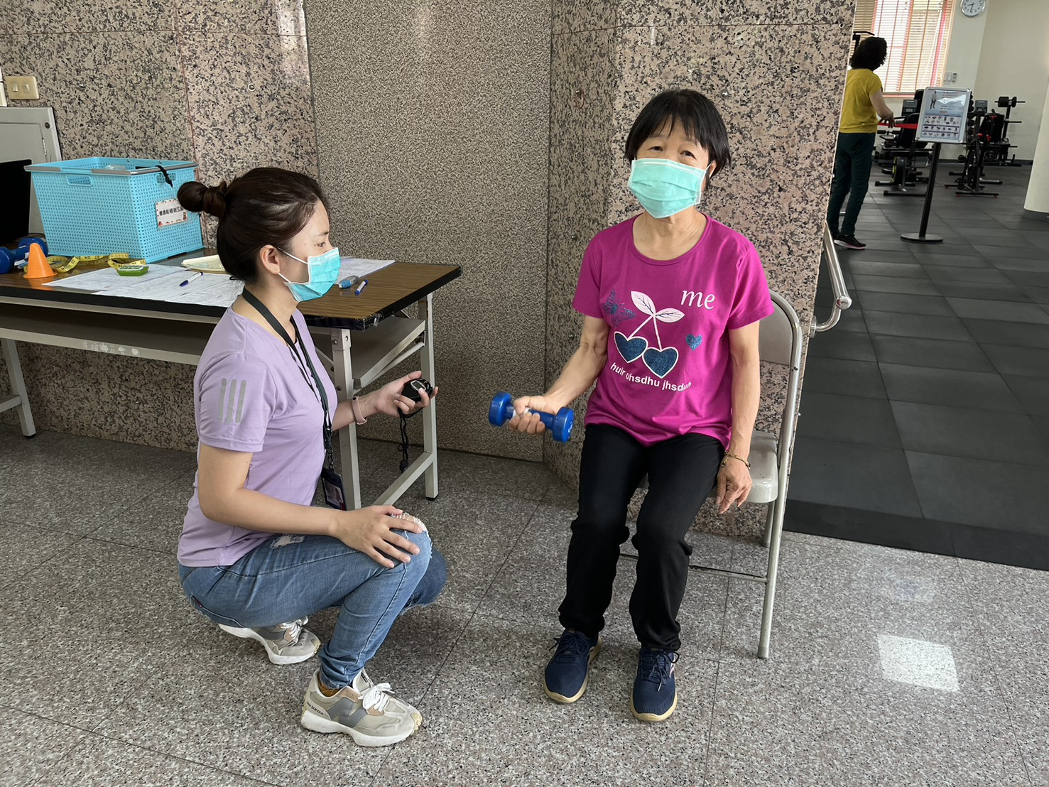 114年6月9日照服員協助民眾做體能檢測 相本