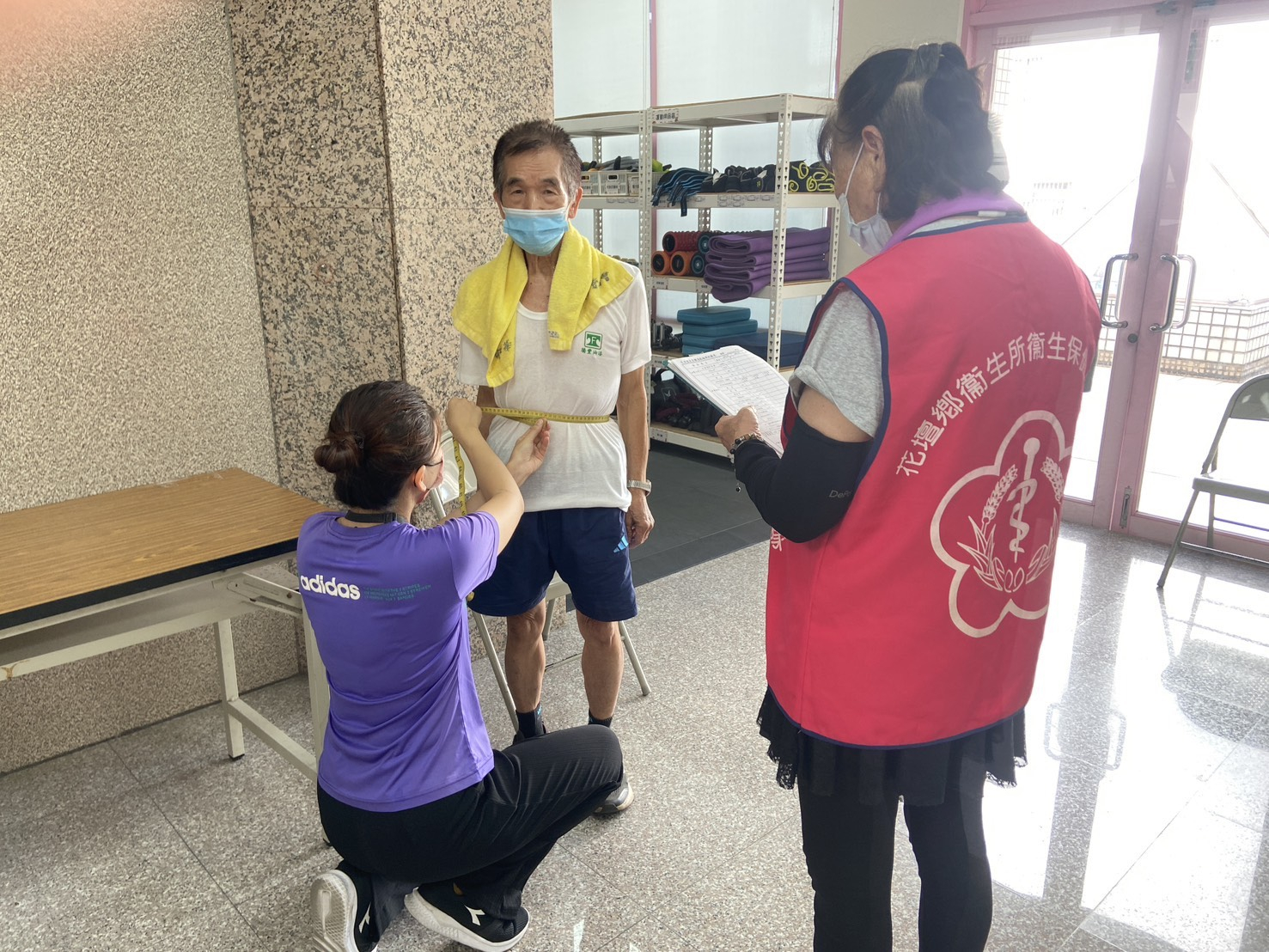 114年7月3日照服員協助民眾體能檢測 相本