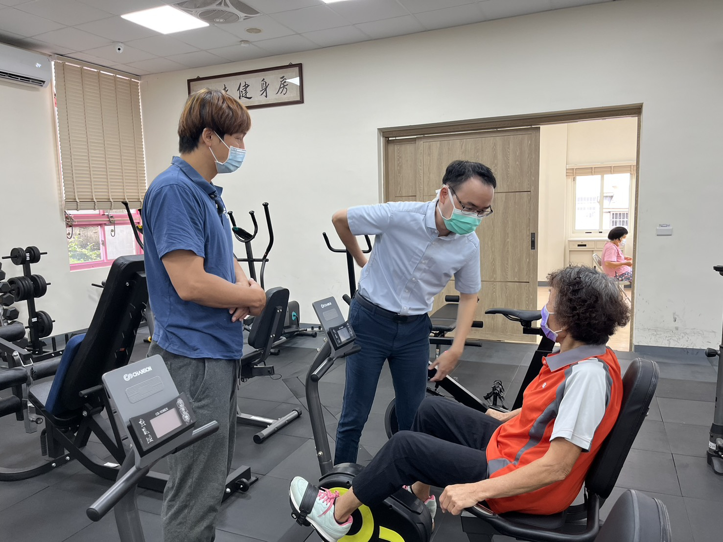 114年7月11日運動教練與醫師共同指導民眾正確運動姿勢 相本