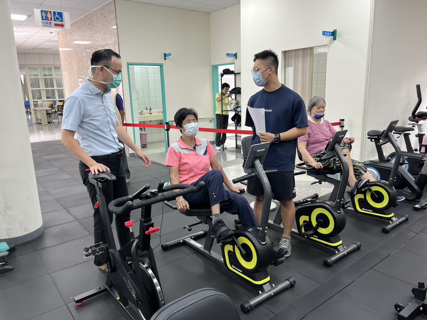 114年8月11日醫師主任與運動指導員共同指導民眾正確運動姿勢 相本