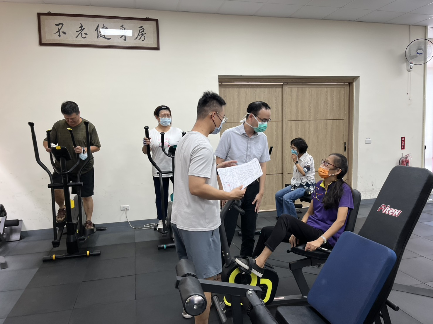 114年9月8日主任及運動教練共同指導民眾正確運動姿勢 相本