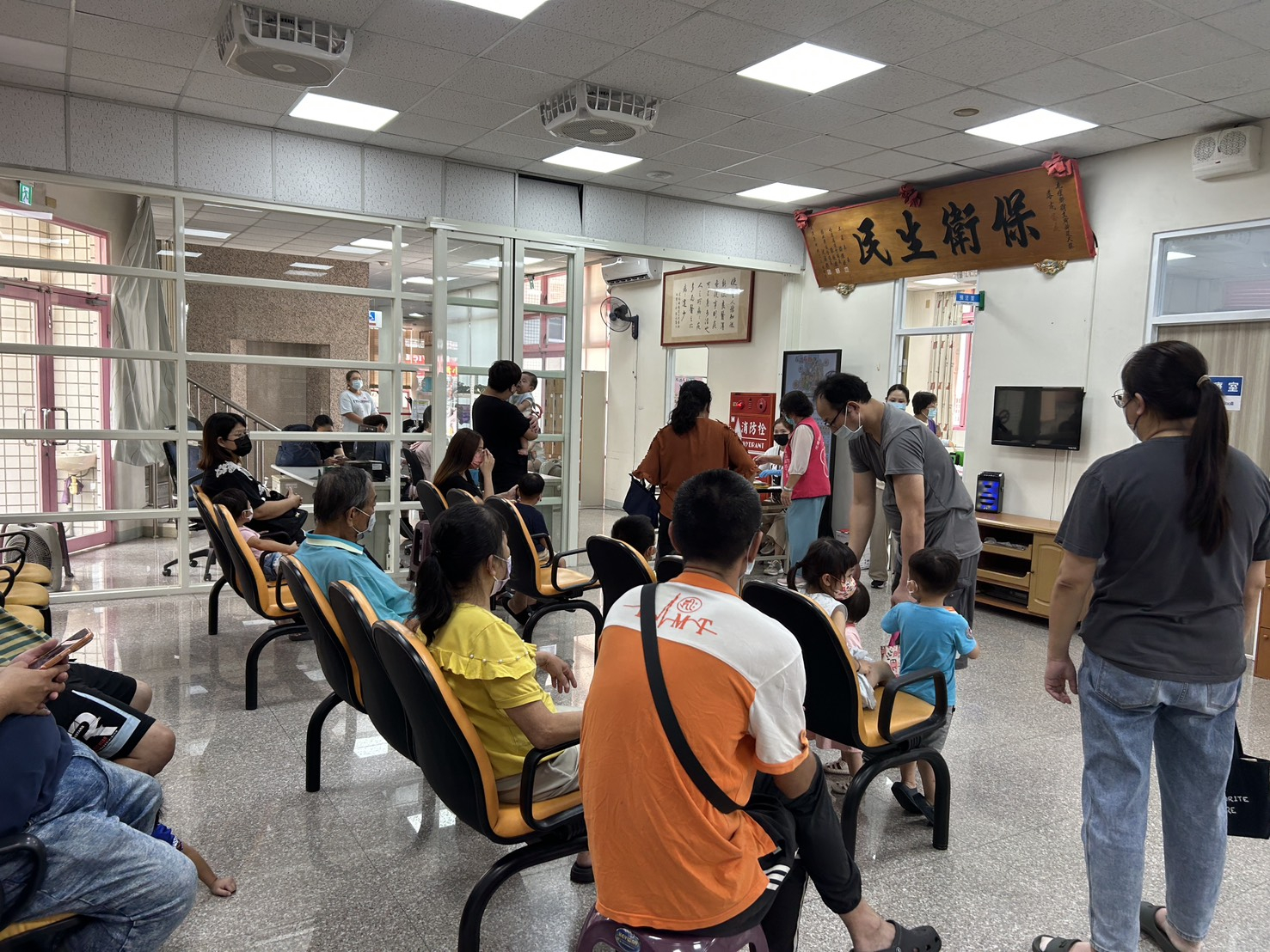 114年10月7日中秋連假後流感疫苗民眾施打很踴躍~ 相本