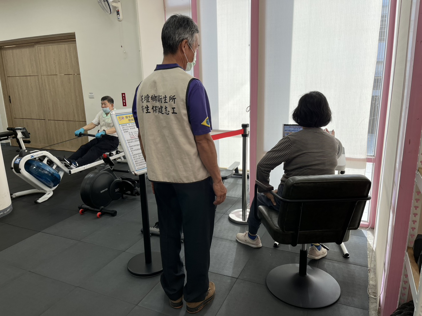 114年11月3日志工協助民眾運動前量血壓 相本