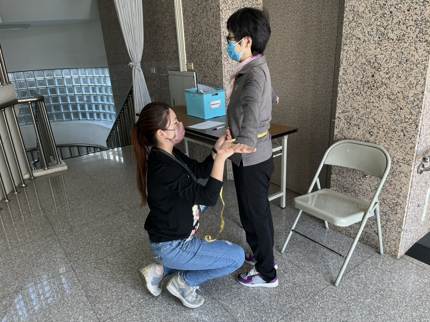 114年12月8日照服員協助民眾進行體能檢測 相本