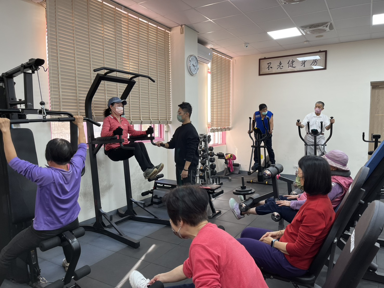 115年1月5日運動教練指導民眾正確使用器材 相本