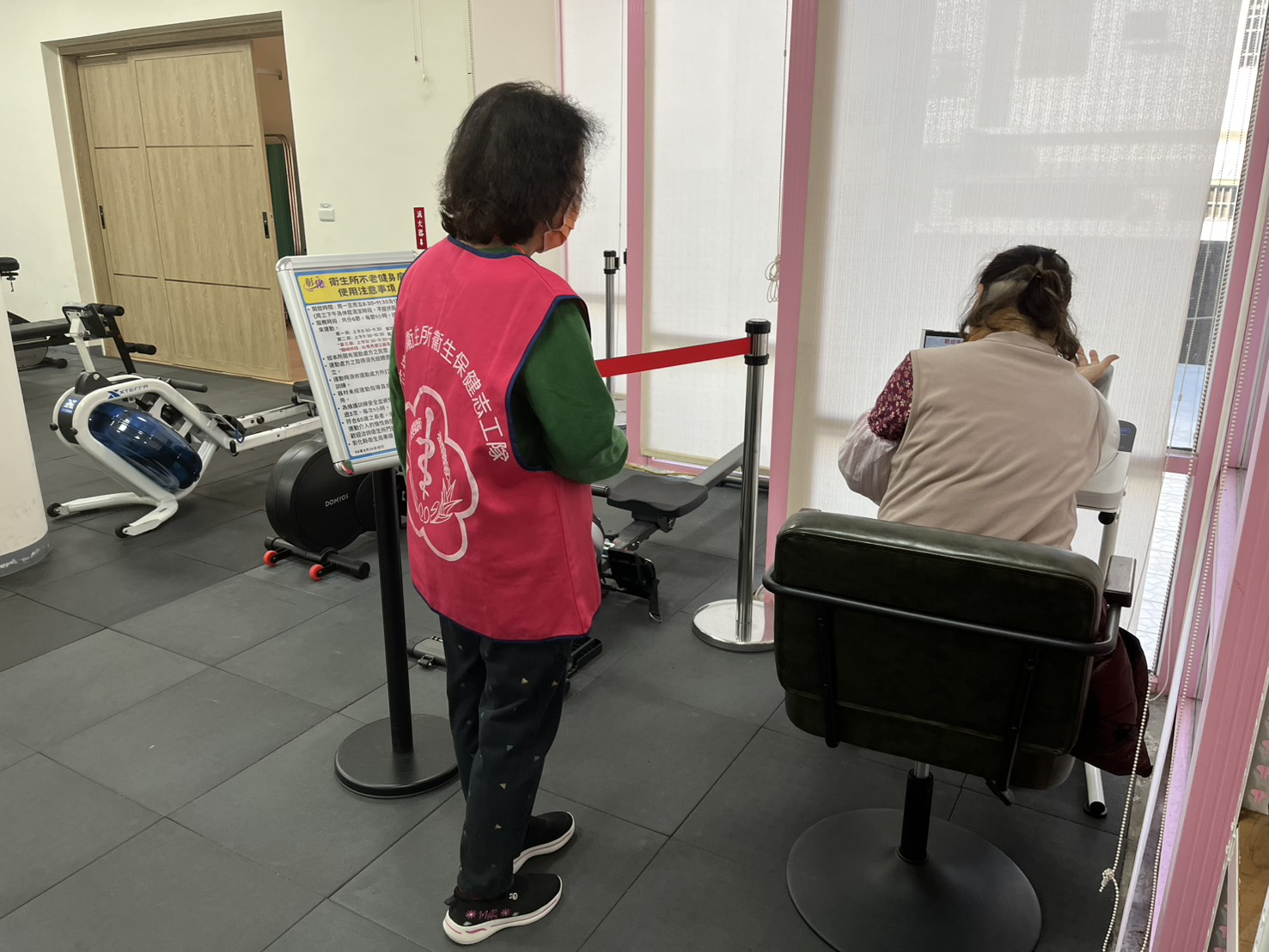115年1月6日志工協助民眾量血壓 相本