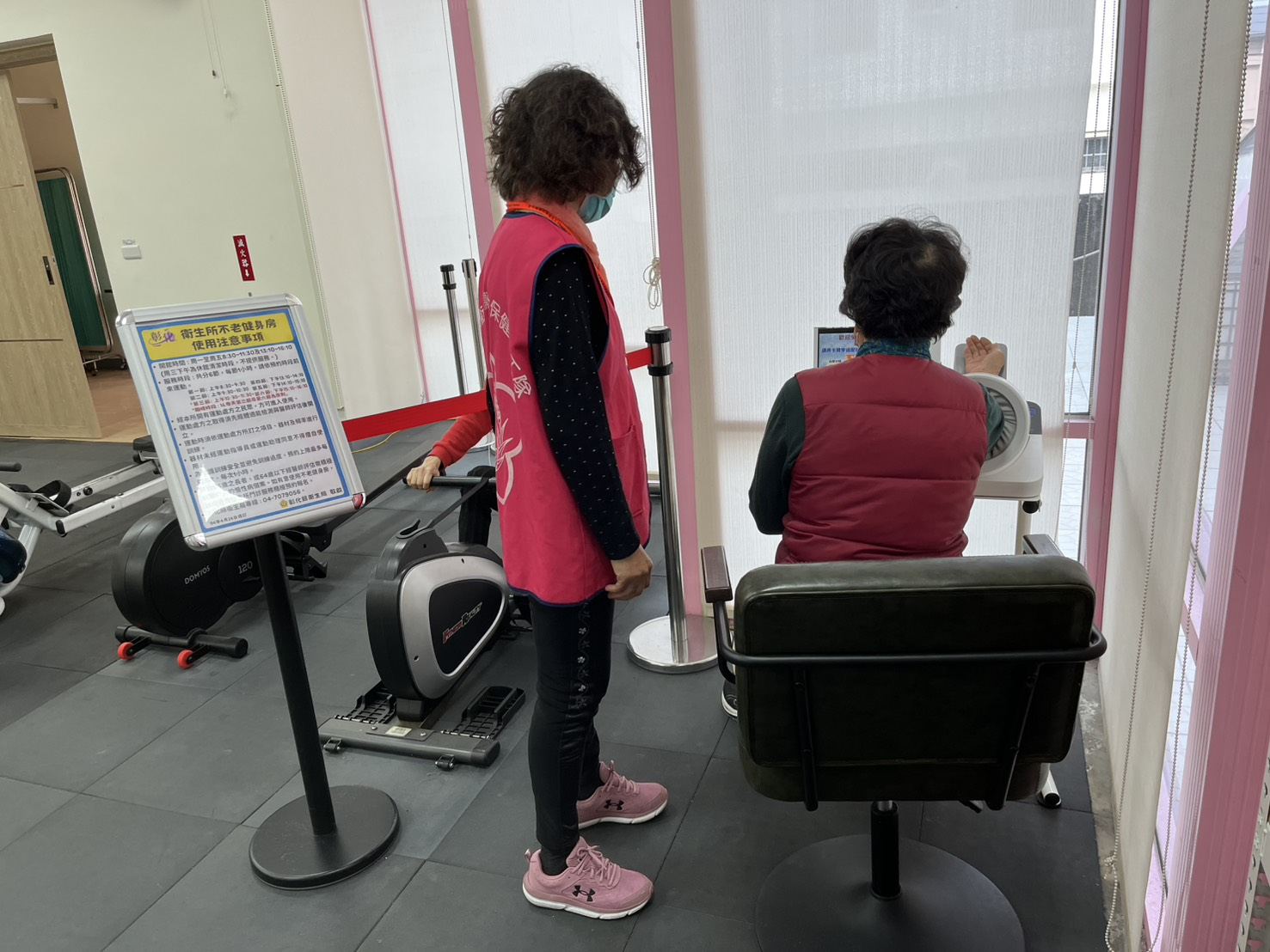 115年2月2日志工協助不老健身房民眾量血壓 相本