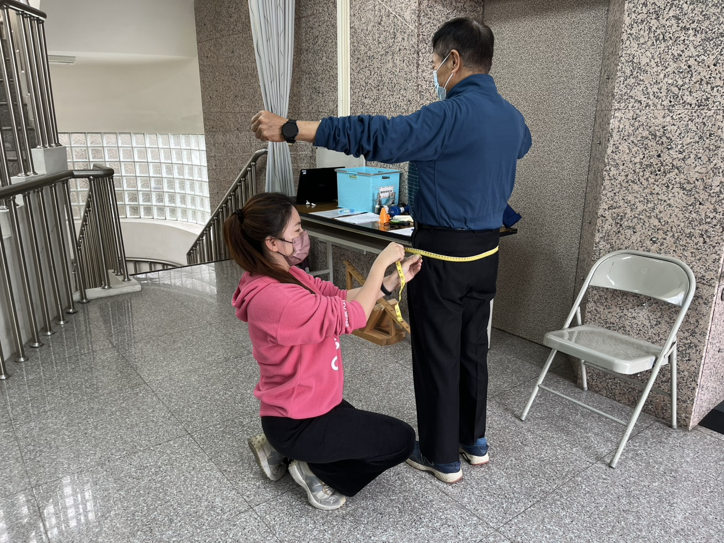 115年2月4日照服員協助民眾做體能檢測 相本