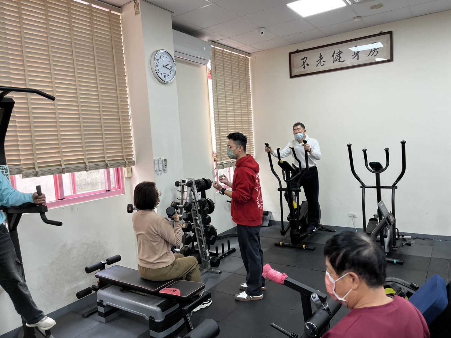 115年2月9日運動指導員指導民眾正確使用器材 相本