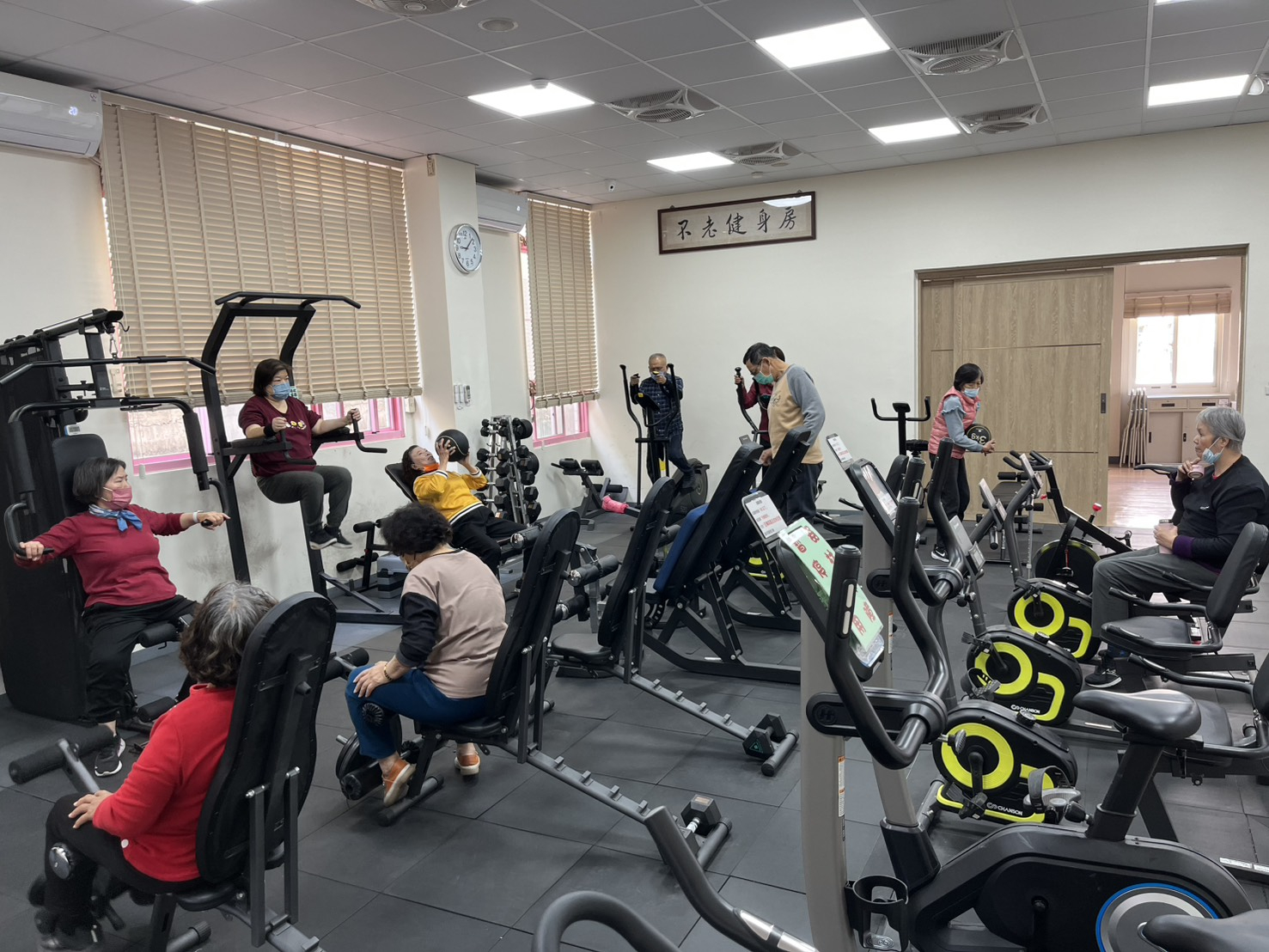 115年2月11日過年前不老健身房民眾仍踴躍運動 相本