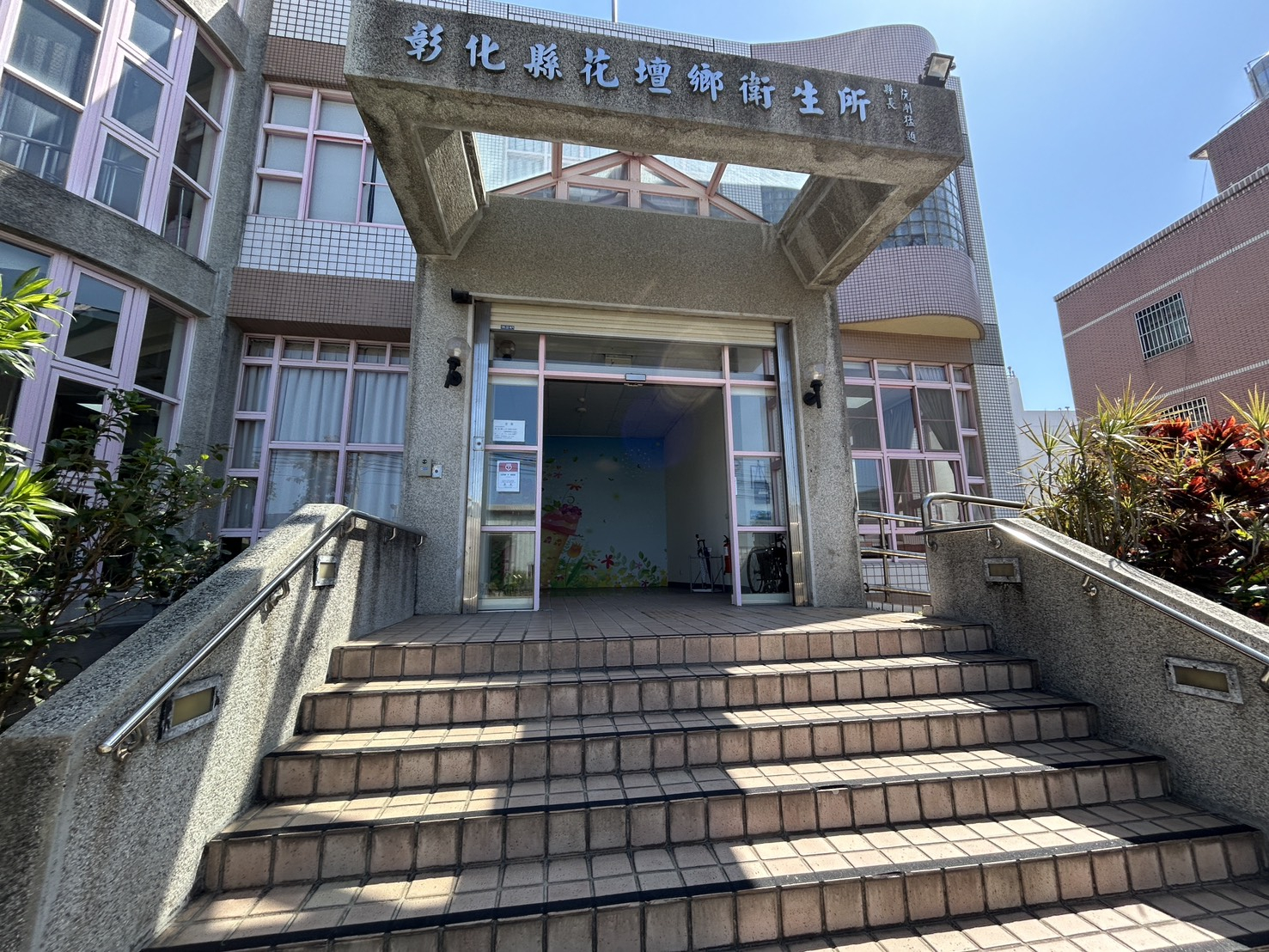 115年3月11日本所門口階梯防滑條更新讓民眾踩踏更安全! 相本