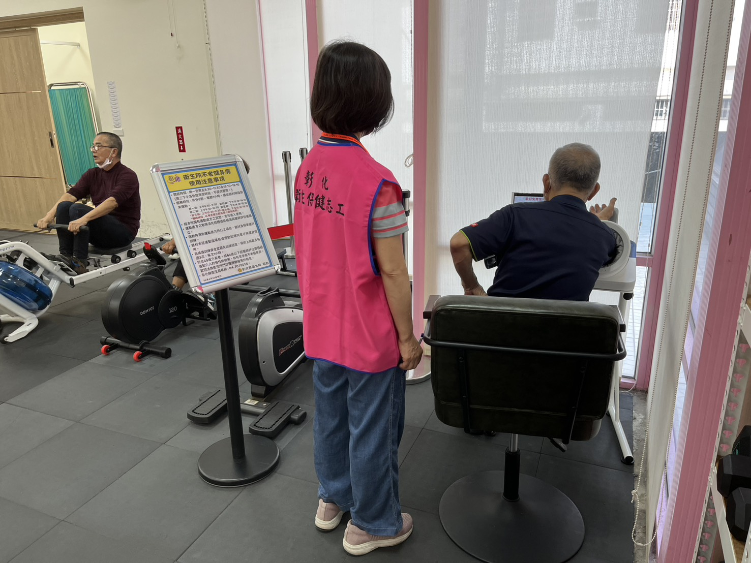 115年4月10日志工協助不老健身房民眾量血壓 相本
