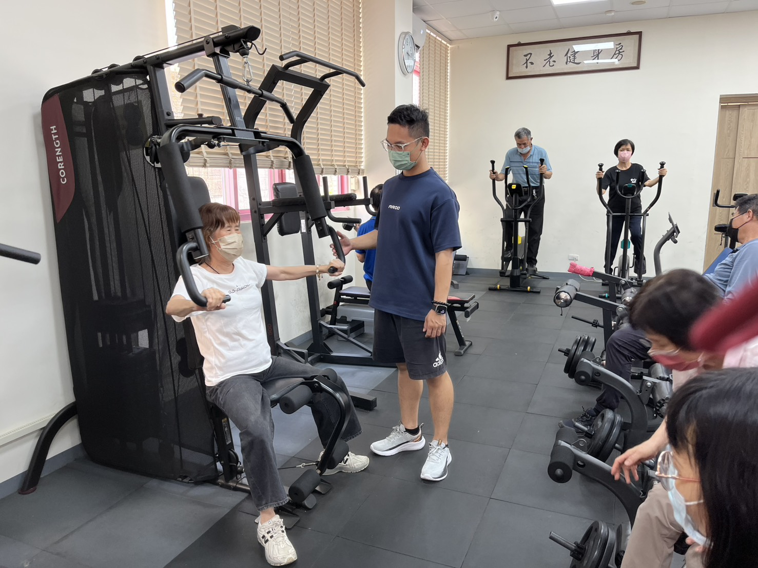 115年4月13日運動教練指導民眾如何正確操作健身器材 相本