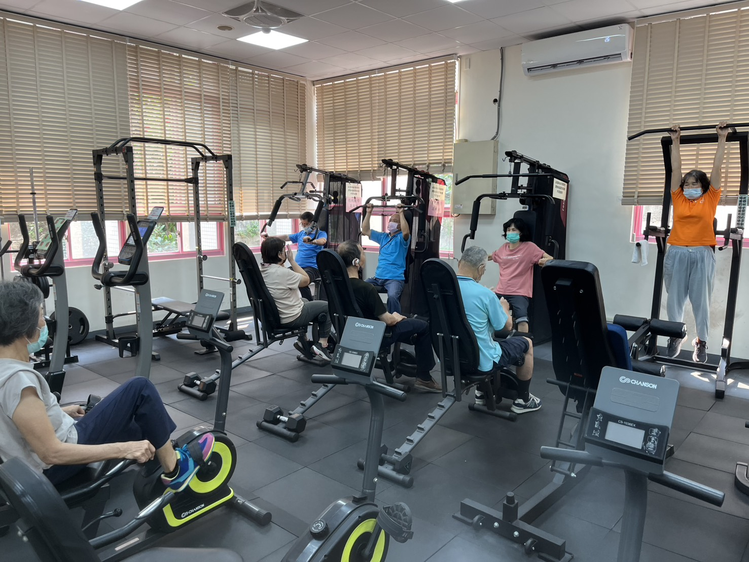 115年4月15日不老健身房民眾踴躍運動 相本