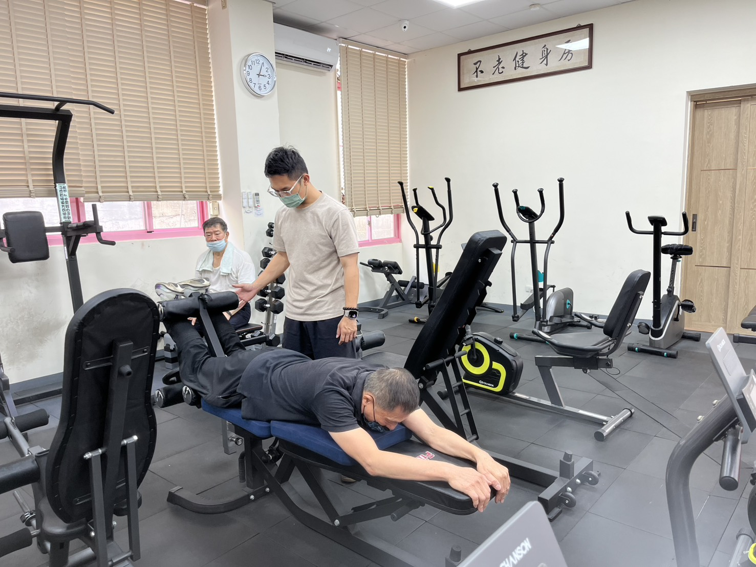 115年4月27日運動教練指導不老健身房民眾使用器材的正確方法 相本