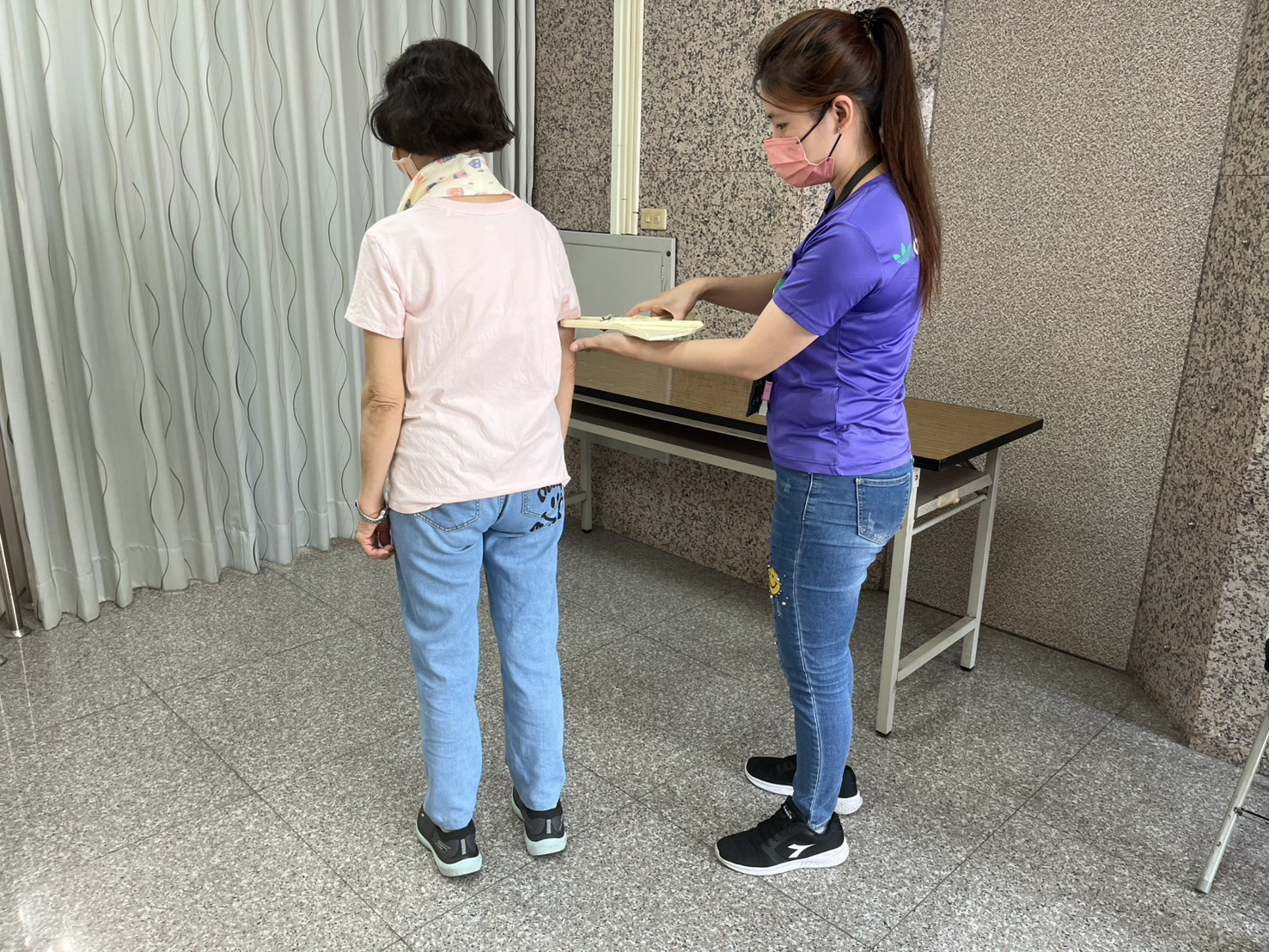 115年6月1日照服員協助民眾做體能檢測 相本