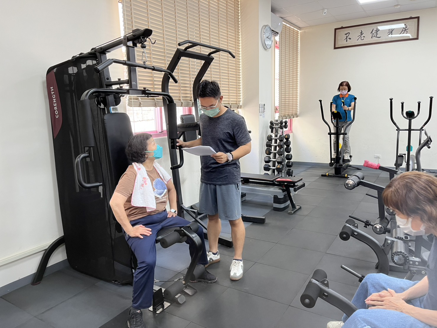 115年6月1日運動指導教練指導民眾正確使用運動器材 相本