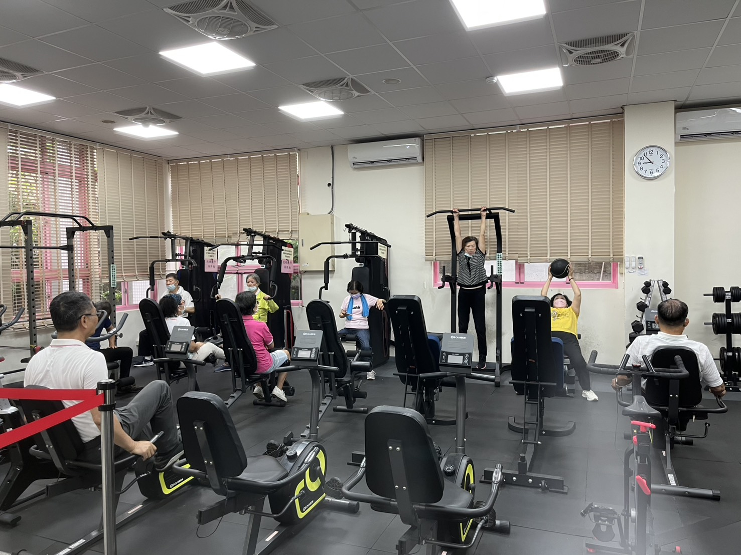 115年6月10日民眾風雨無阻踴躍參加不老健身房 相本