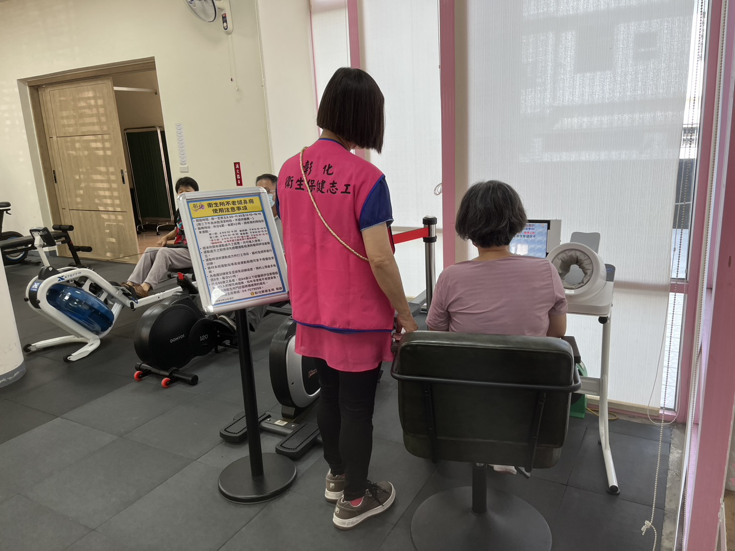 115年6月17日志工協助民眾量血壓 相本