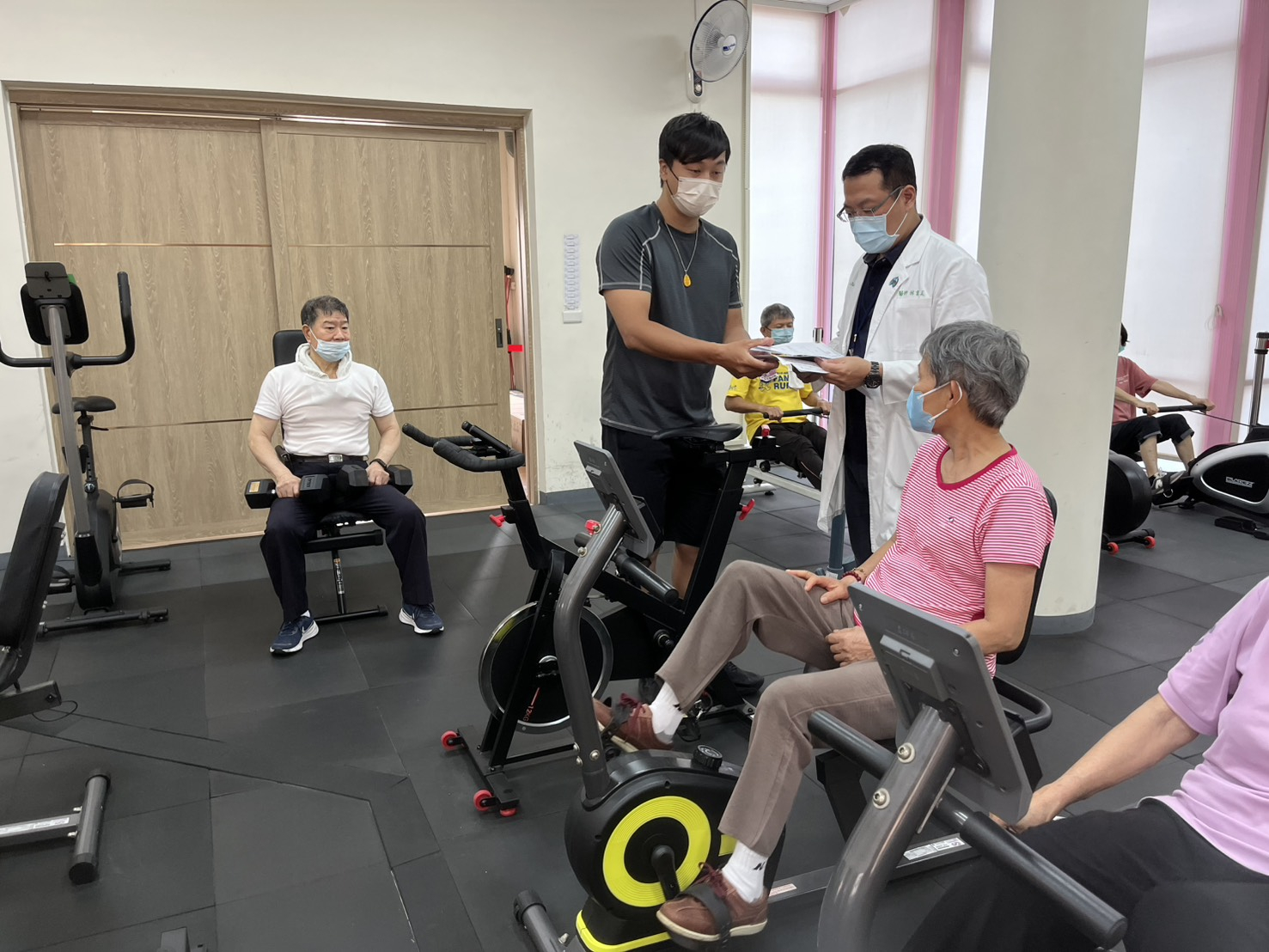 115年7月3日醫師及運動指導員共同指導民眾正確運動方法 相本