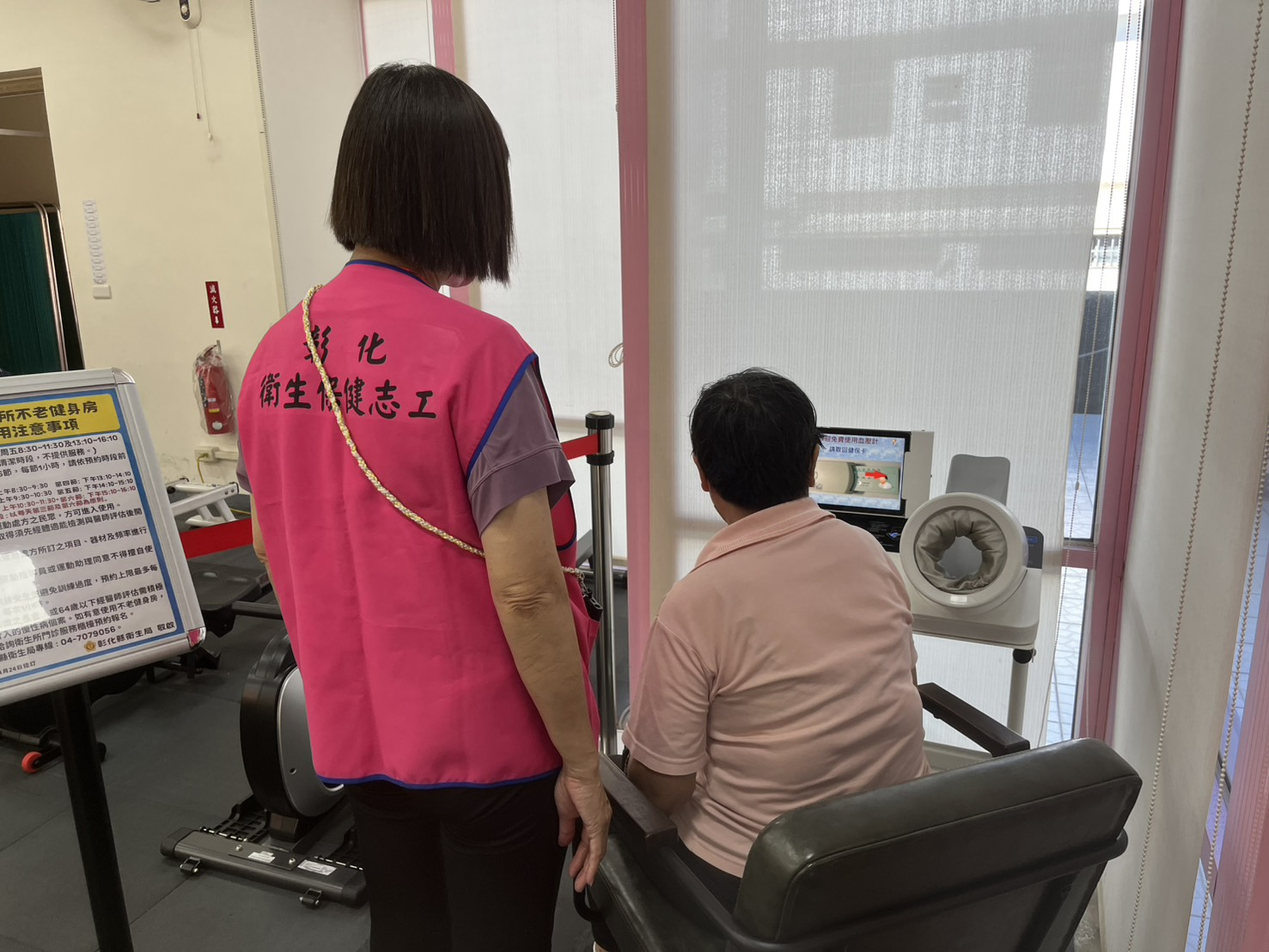 115年7月15日志工協助民眾量血壓 相本