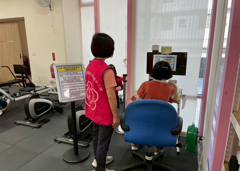 114年7月志工協助民眾血壓量測 相本